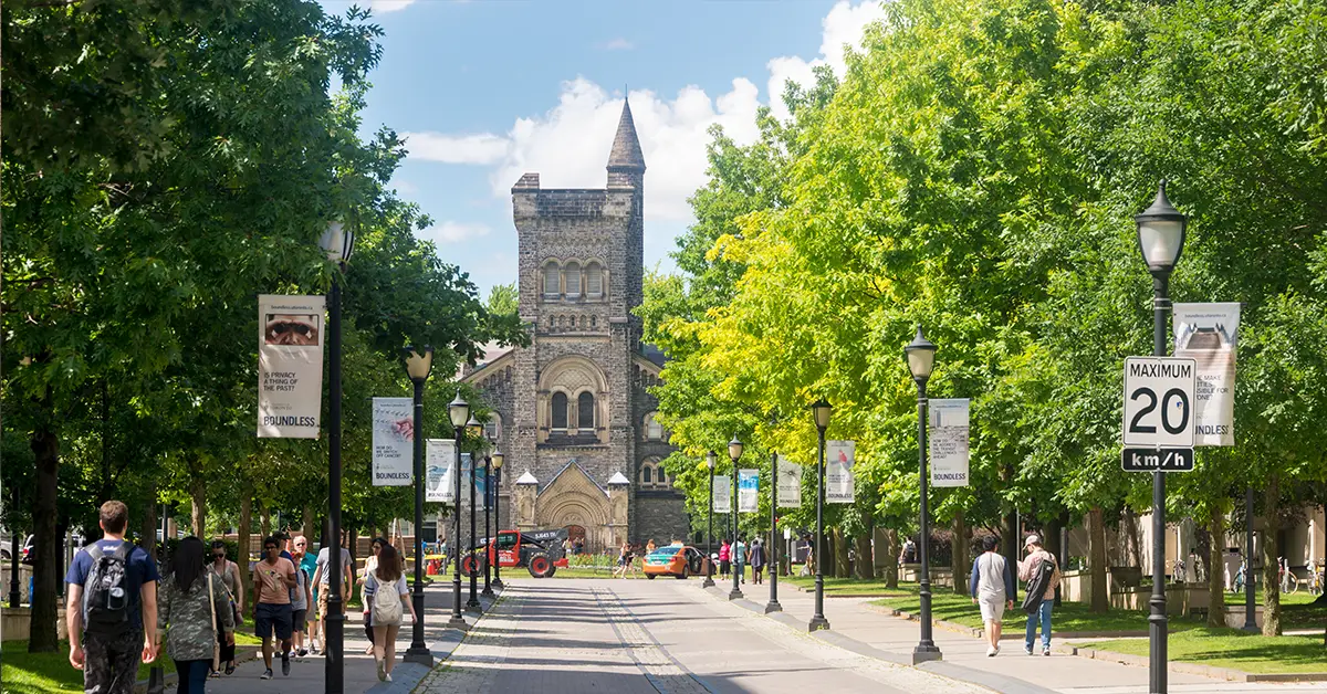 Toronto, Ontario, Canada - Ngày 24 tháng 6 năm 2017: Đại học Toronto, Đường King's College