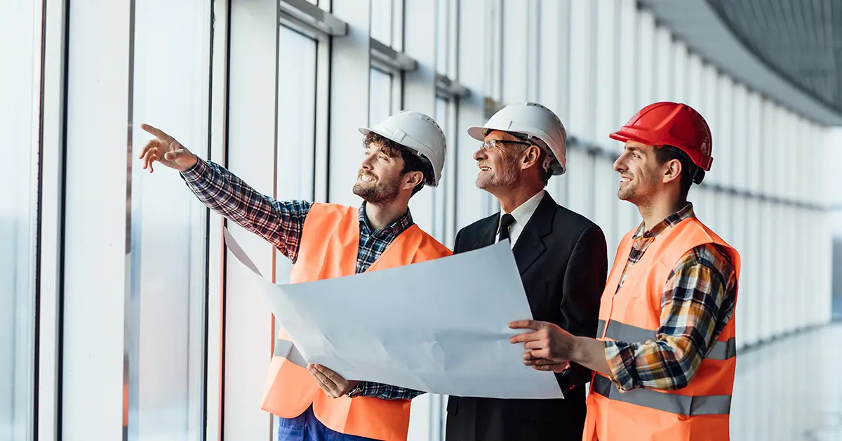 Kiến trúc sư đang chỉ cho đồng nghiệp quản đốc một dự án nào đó.
