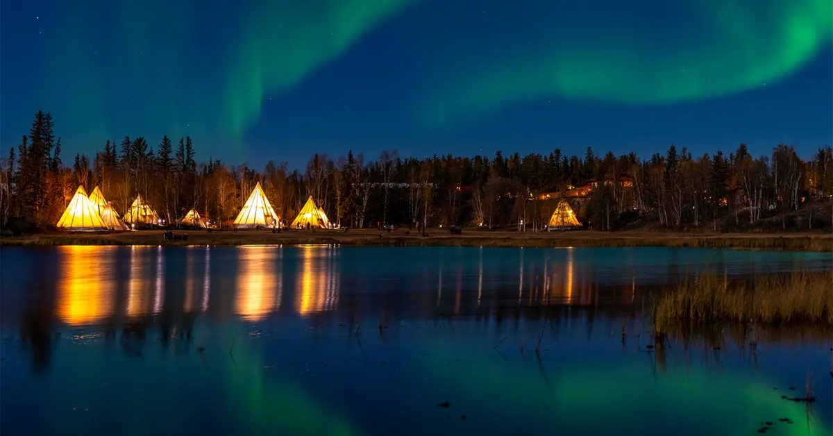 YellowKnife, Northwest Territories, Canada: Ngày 23 tháng 9 năm 2018: Thắp sáng Tipi (lều của người da đỏ) với sự phản chiếu của nước trong hiện tượng Cực quang (Ánh sáng phương Bắc)