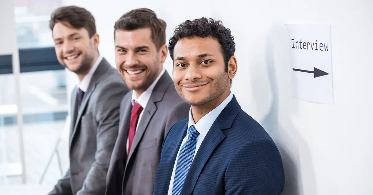 Các doanh nhân ngồi xếp hàng chờ phỏng vấn tại văn phòng, khái niệm kinh doanh