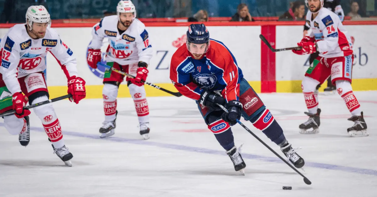Giải đấu khúc côn cầu (Hockey) tại Canada, vận động viên đang thi đấu tập trung.