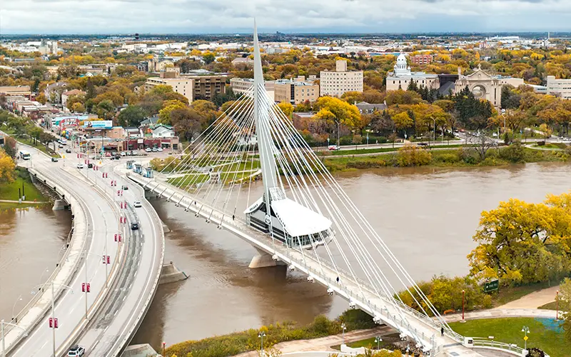 Winnipeg, Manitoba, Canada - Ảnh chụp từ trên không của Cầu Provencher (bên trái) và cầu đi bộ Esplanade Riel (bên phải) vào mùa thu
