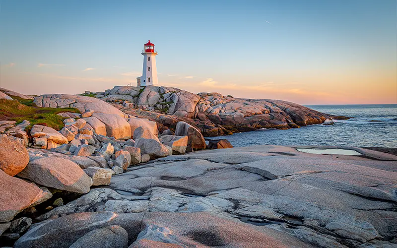 Ngọn hải đăng Peggy's Cove lúc hoàng hôn tại Nova Scotia