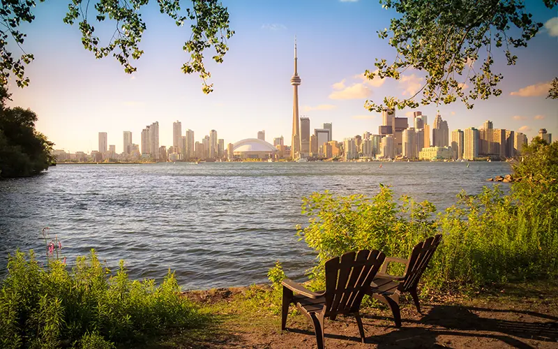 Cảnh quan thành phố Toronto lúc hoàng hôn chụp từ Đảo Trung tâm Toronto
