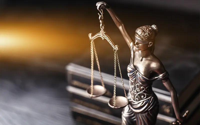 Cận cảnh tác phẩm điêu khắc của Themis, nữ thần Hy Lạp trong thần thoại, biểu tượng của công lý, mù và cầm một chiếc cân rỗng trên tay