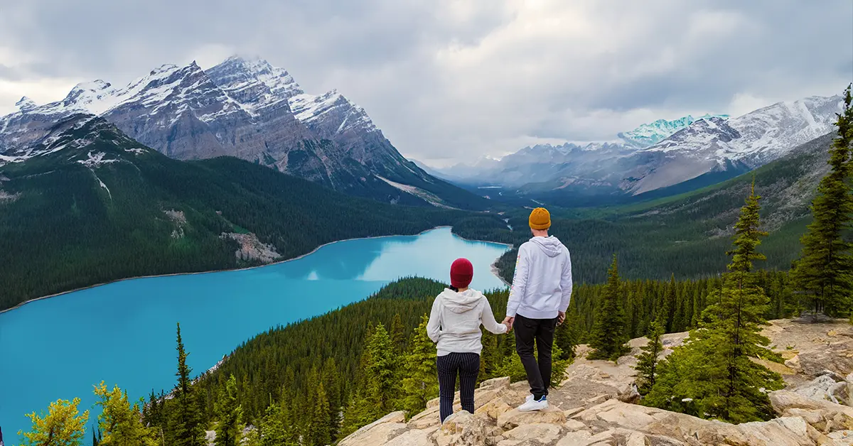 Hồ Peyto ở Vườn quốc gia Banff, Canada. Hồ Mountain có hình đầu cáo rất được du khách ưa chuộng ở Canada