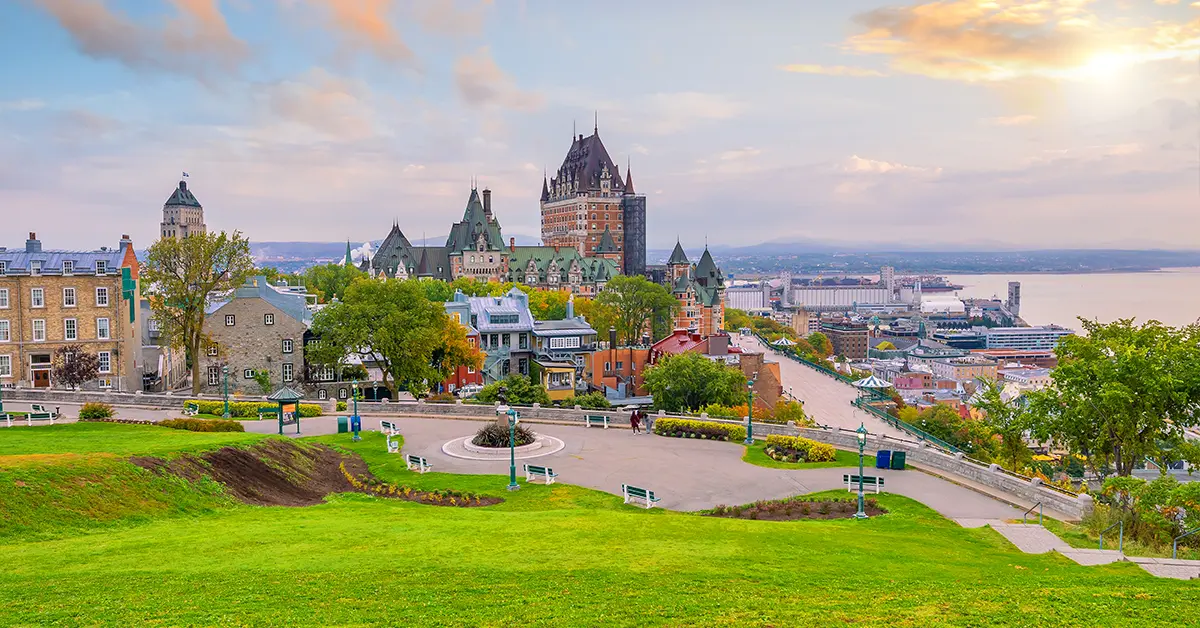 Toàn cảnh đường chân trời của thành phố Quebec với sông Saint Lawrence ở Canada