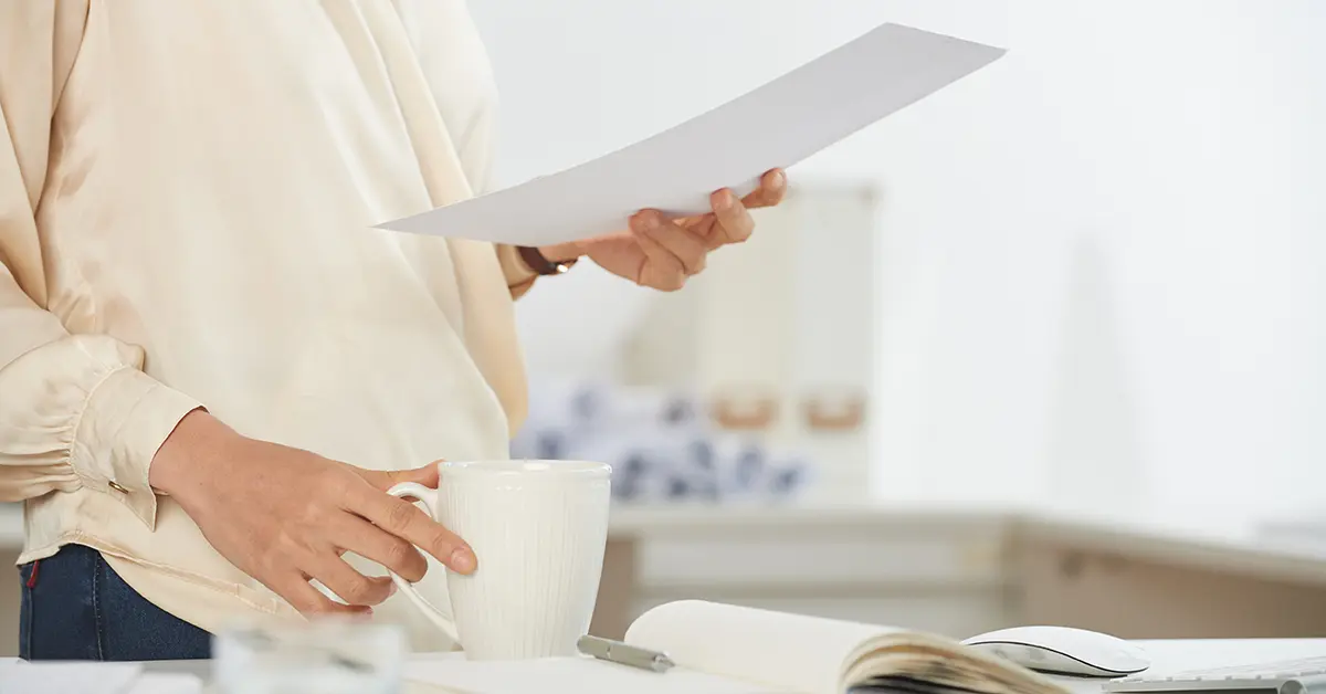Nữ doanh nhân thanh lịch với tài liệu