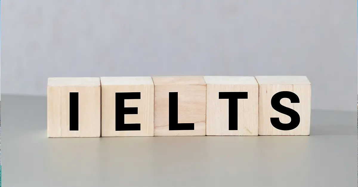 Khối gỗ có chữ IELTS - kỳ thi chuẩn hóa quốc tế về tiếng Anh.