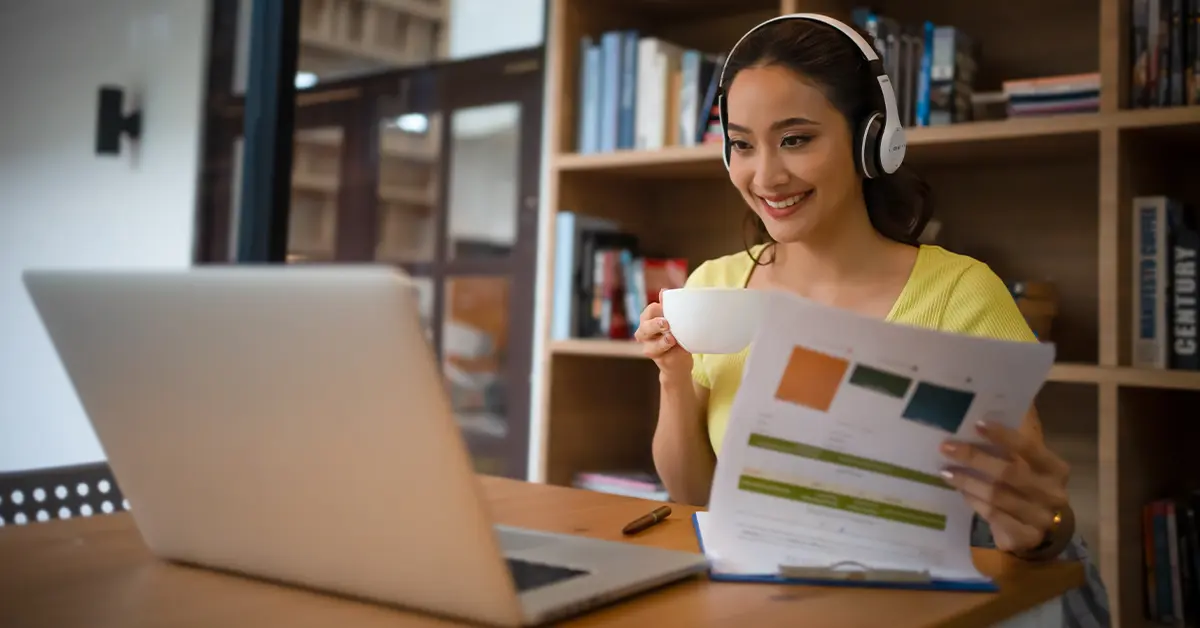 Người phụ nữ đang họp qua cuộc gọi video tại nhà