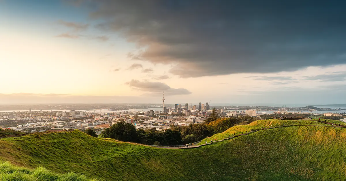 Núi Eden với tòa tháp trên cao giữa thành phố được chiếu sáng vào buổi tối tại Auckland, New Zealand
