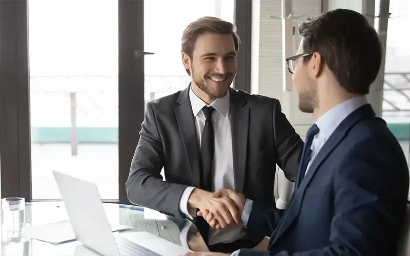 Doanh nhân mỉm cười bắt tay với khách hàng, chuẩn bị cho sự hợp tác thành công trong tương lai