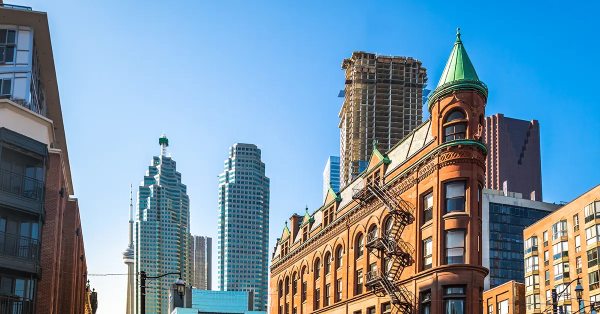 Tòa nhà Gooderham hoặc Flatiron ở trung tâm thành phố Toronto với Tháp CN - Toronto, Ontario, Canada