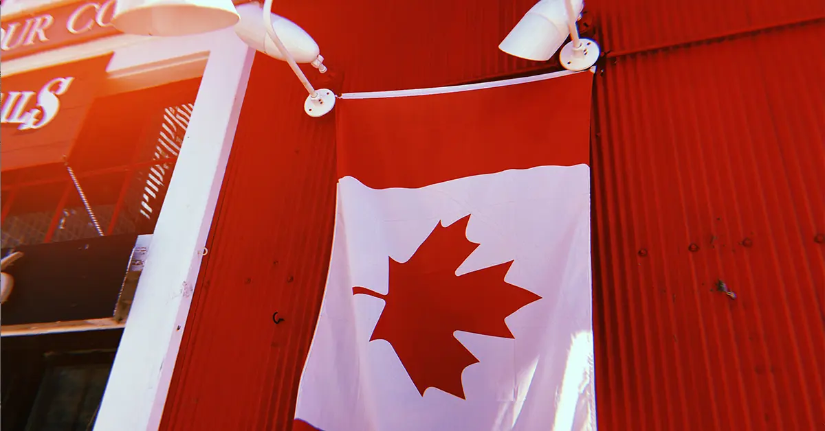 Cờ Canada được treo trên bờ tường của khu vực bầu cử.