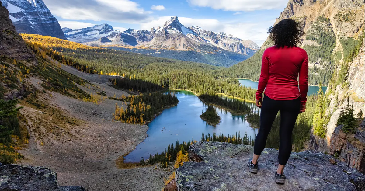 Người phụ nữ da trắng da trắng thích phiêu lưu đi bộ đường dài ở dãy núi Rocky của Canada