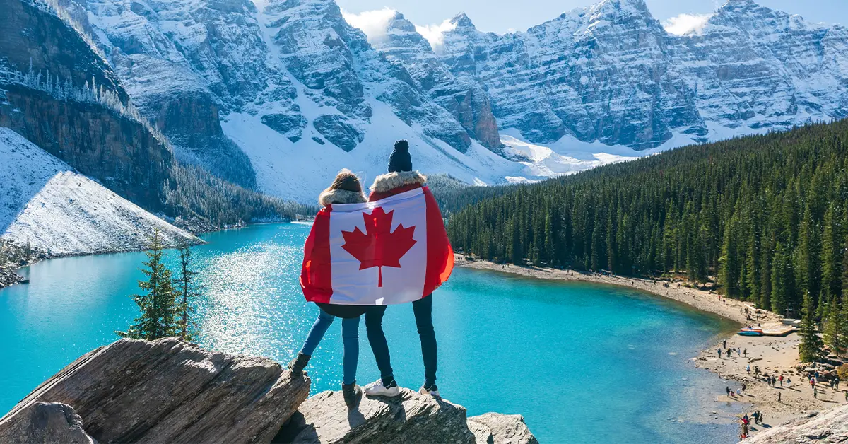 Khách du lịch thưởng ngoạn cảnh đẹp của hồ Moraine, Công viên quốc gia Banff Alberta, Canada