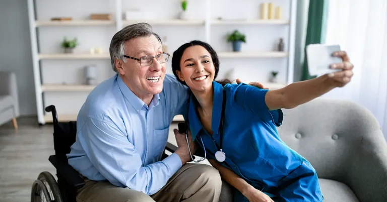 Do dân số già hóa và tỷ lệ sinh thấp, Canada cung cấp nhiều lộ trình nhập cư và giấy phép làm việc cho người chăm sóc (caregivers).
