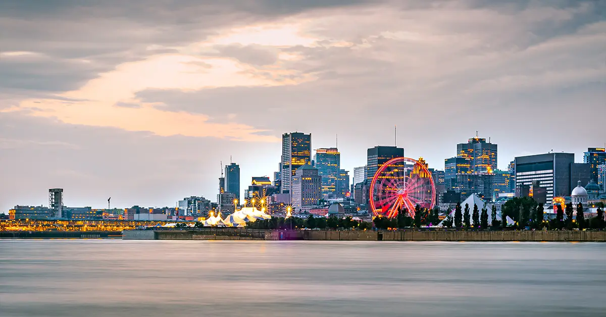 Đường chân trời thành phố Montreal lúc hoàng hôn với bờ sông