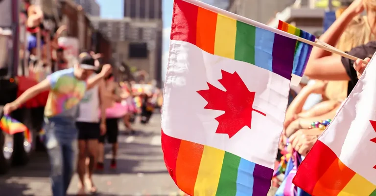 Cá nhân và thành viên gia đình thuộc cộng đồng LGBTQ2 có những quyền và cơ hội tương tự như những người khác khi nói đến các vấn đề nhập cư.