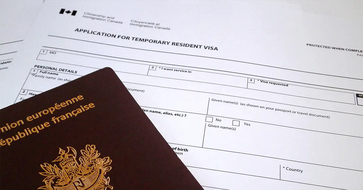 Hộ chiếu Pháp nằm ở đầu mẫu đơn xin cấp thị thực tạm trú của Canada.