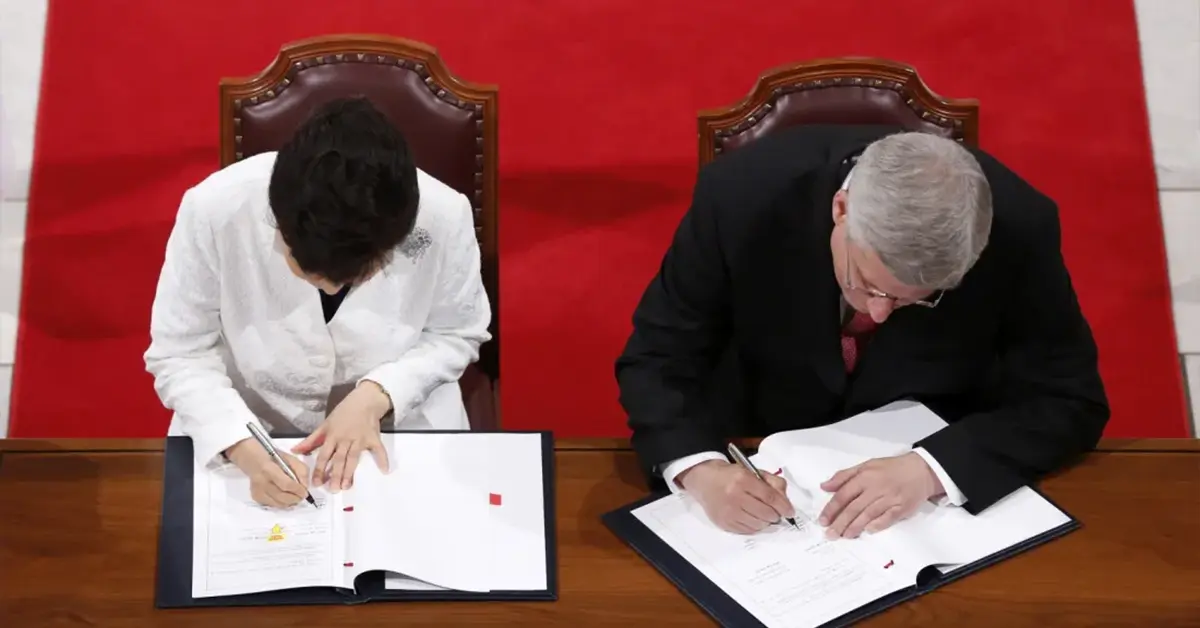 Ngày 22 tháng 9 năm 2014, Thủ tướng Canada Stephen Harper (phải) và Tổng thống Hàn Quốc Park Geun-hye tham gia lễ ký kết Hiệp định Thương Mại Tự Do Canada - Hàn Quốc (CKFTA) tại Đại sảnh Danh vọng trên Đồi Quốc hội ở Ottawa.