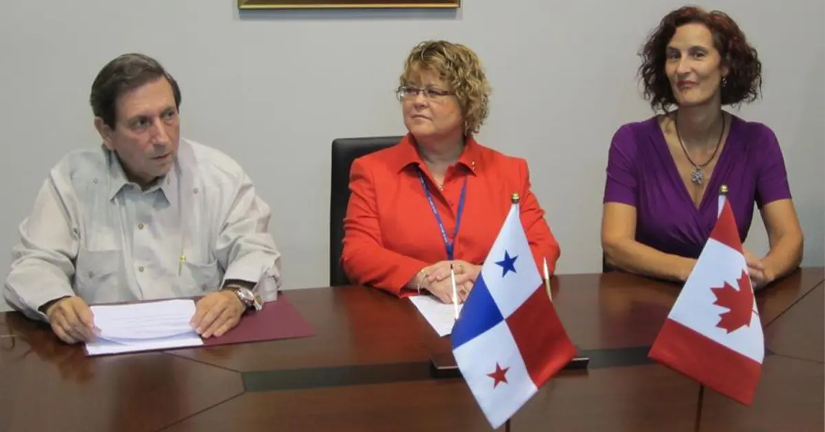 Ngày 17 tháng 3 năm 2013 - Thành phố Panama, Panama - Bà Diane Ablonczy, Bộ trưởng Bộ Ngoại giao (Châu Mỹ và Lãnh sự), cùng với đại diện của một số công ty Canada và Fernando Núñez Fábrega, Bộ trưởng Bộ Ngoại giao Panama, tuyên bố rằng Hiệp định Thương mại Tự do Canada-Panama (CPAFTA) sẽ có hiệu lực vào ngày 1 tháng 4 năm 2013.