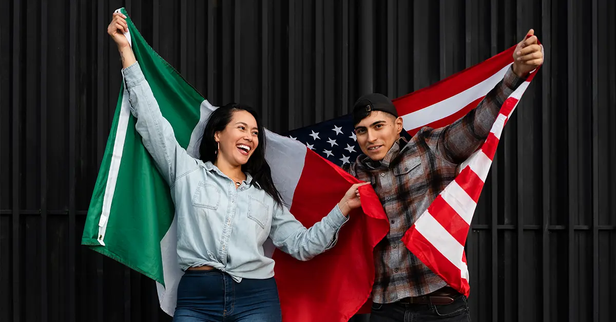Cặp đôi cầm cờ Hoa Kỳ và Mexico tại đất nước Canada. Những người lao động Mexico và Hoa Kỳ đến làm việc tại Canada thông qua CUSMA.