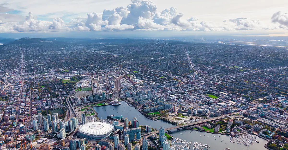 Ảnh chụp từ trên không của các tòa nhà thành phố ở trung tâm thành phố Vancouver, British Columbia, Canada. Buổi sáng nhiều mây và nắng. Cảnh quan thành phố hiện đại và nơi đáng làm việc tại Canada.