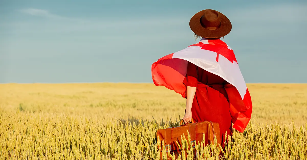 Cô gái với lá cờ Canada trên cánh đồng lúa mì và bầu trời xanh trên nền
