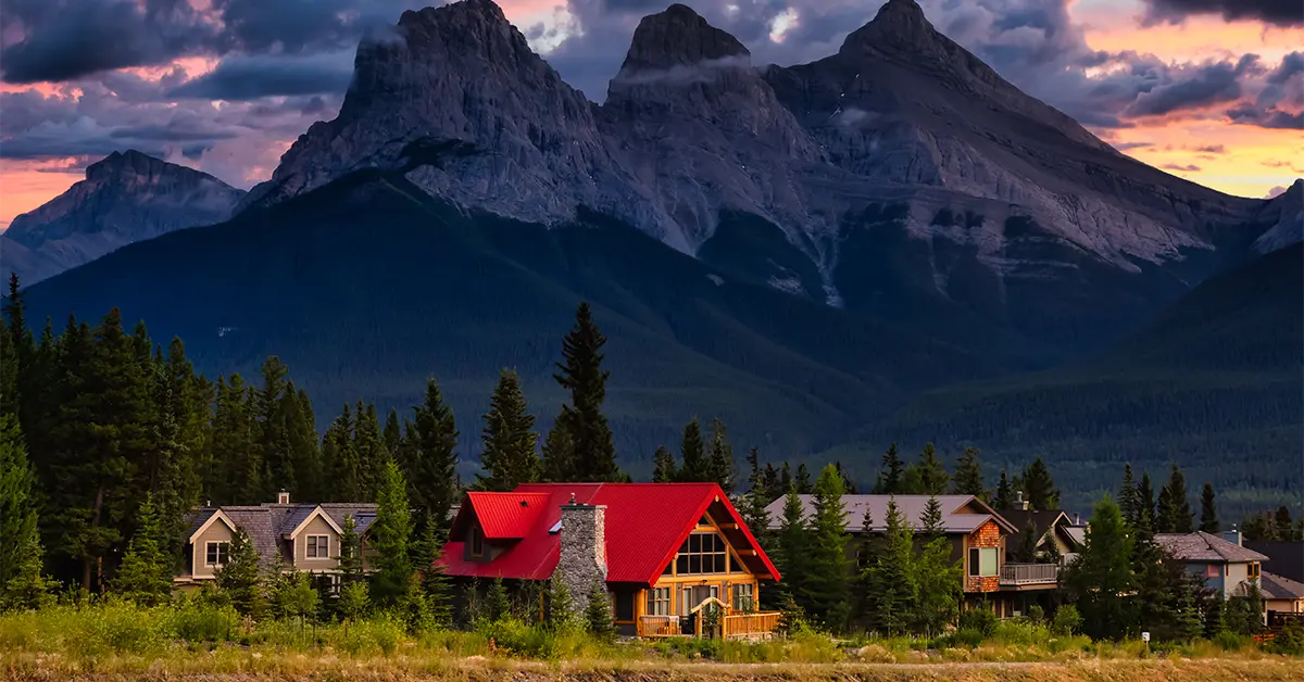Theo luật nhập cư Canada, cư dân tạm thời phải thể hiện ý định rời khỏi Canada sau thời gian lưu trú được phê duyệt. Tuy nhiên, họ cũng có thể bày tỏ ý định ở lại Canada với tư cách là thường trú nhân cho Bộ Di Trú, Tị Nạn và Quốc Tịch Canada (IRCC) biết, tại thời điểm nộp đơn xin cư trú tạm thời.
