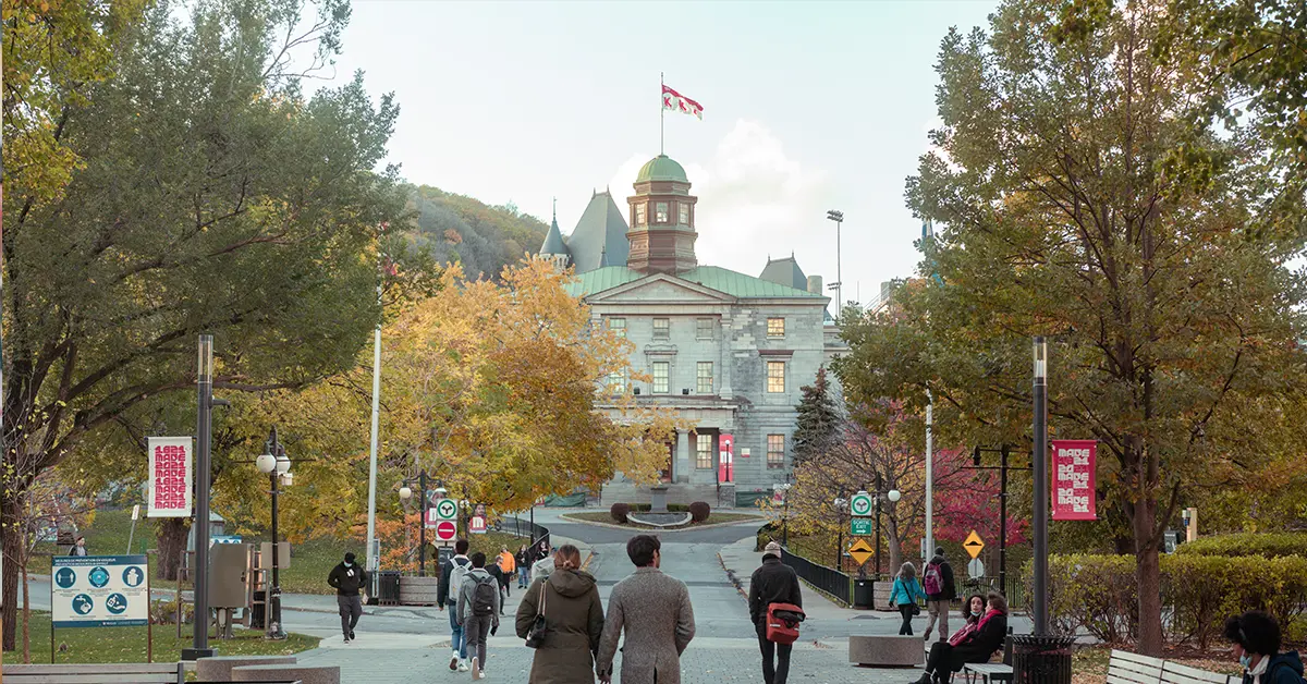 Làm việc ngoài khuôn viên trường là một phương án lựa chọn đối với sinh viên đang du học Canada
