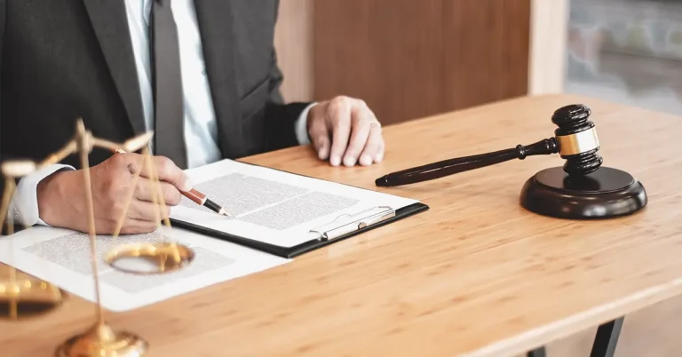 Những người bị từ chối nhập cảnh Canada do phạm tội nghiêm trọng không thể đủ điều kiện để được coi là đã xóa án tích. Điều này có nghĩa là việc chỉ đơn thuần để thời gian trôi qua sau khi hoàn thành bản án không đủ để họ được coi là đã được cải tạo. Tuy nhiên, những người thuộc danh mục phạm tội nghiêm trọng, cũng như những người khác không đủ điều kiện để được coi là đã xóa án tích, vẫn có thể đủ điều kiện nhập cư Canada theo danh mục cải tạo cá nhân. Nội dungCải tạo cá nhân là gì?Xác định hành vi tương đương theo luật CanadaPhạm tội không nghiêm trọngPhạm tội nghiêm trọng Cải tạo cá nhân là gì? Cải tạo cá nhân là một quy trình nộp đơn chính thức (còn được gọi là cải tạo hình sự) thông qua đó một cá nhân bị coi là không được phép nhập cảnh Canada có thể được cấp quyền nhập cảnh vĩnh viễn vào quốc gia này bất chấp các hành vi phạm tội trước đó của họ. Khác với việc được coi là đã xóa án tích, không yêu cầu nộp đơn chính thức, một người chỉ có thể đạt được cải tạo cá nhân nếu họ nộp đơn tại lãnh sự quán Canada. Để đủ điều kiện cho cải tạo cá nhân, người nộp đơn phải: Chờ 5 năm sau khi hoàn thành bản án trước khi nộp đơn. Chứng minh rằng họ đã được cải tạo và không còn là mối nguy cơ cho các hoạt động phạm tội. Việc chỉ để thời gian trôi qua sau khi hoàn thành bản án không đủ để một người được coi là đã xóa án tích. Tuy nhiên, những người thuộc danh mục phạm tội nghiêm trọng, cũng như những người khác không đủ điều kiện để được coi là đã xóa án tích, vẫn có thể đủ điều kiện nhập cư Canada theo danh mục Cải tạo cá nhân. Xác định hành vi tương đương theo luật Canada Việc xác định hành vi phạm tội tương ứng trong bộ luật hình sự Canada là điều cần thiết để hoàn thiện đơn xin cải tạo cá nhân. Cách một hành vi phạm tội hoặc bản án được xử lý ở một khu vực pháp lý nước ngoài không liên quan đến đơn; điều quan trọng là mức độ nghiêm trọng của hành vi phạm tội theo luật Canada. Khi đã xác định được hành vi tương đương theo luật Canada, mức án tù tối đa có thể áp dụng được sử dụng để xác định liệu đó là phạm tội không nghiêm trọng hay phạm tội nghiêm trọng. Trong nhiều trường hợp, các ứng viên tiềm năng sẽ tham khảo ý kiến của một luật sư nhập cư Canada, người có thể dễ dàng xác định sự chuyển đổi của một tội phạm nước ngoài thành hành vi tương đương tại Canada. Phạm tội không nghiêm trọng Phạm tội không nghiêm trọng được chỉ định cho một số vi phạm thường được coi là ít nghiêm trọng hơn khi được chuyển đổi thành luật Canada tương đương, nhưng vẫn khiến một người nước ngoài bị coi là không được phép nhập cảnh Canada về mặt hình sự. Các ví dụ phổ biến nhất bao gồm: các vi phạm lái xe trong tình trạng bị ảnh hưởng như DUI, trộm cắp hoặc gian lận dưới $5.000 CAD, tấn công đơn giản và sở hữu trên 30 gram cần sa. Trong các trường hợp không được phép nhập cảnh do phạm tội không nghiêm trọng, các cá nhân vẫn phải nộp đơn xin cải tạo cá nhân để tiếp tục du lịch Canada mà không lo bị từ chối nhập cảnh. Phí xử lý của chính phủ Canada cho phạm tội không nghiêm trọng là $229,77 CAD. Phạm tội nghiêm trọng Phạm tội nghiêm trọng được chỉ định cho các hành vi phạm tội hoặc bản án được cơ quan nhập cư Canada xác định là nghiêm trọng khi chuyển đổi thành luật Canada tương đương. Các ví dụ phổ biến nhất bao gồm: trộm cắp hoặc gian lận trên $5.000 CAD, bất kỳ tội phạm nào liên quan đến lạm dụng hoặc sử dụng vũ khí, bạo lực gia đình, buôn bán hoặc bán ma túy, tấn công tình dục. Các hành vi phạm tội có mức án tù tối đa có thể áp dụng tại Canada từ mười năm trở lên được coi là phạm tội nghiêm trọng. Mức án tù tối đa có thể áp dụng là tiêu chí chính được sử dụng để xác định liệu một tội phạm có được coi là phạm tội nghiêm trọng hay không. Phạm tội nghiêm trọng phải luôn được xử lý thông qua đơn xin cải tạo hình sự, vì một người nước ngoài không bao giờ có thể được coi là đã xóa án tích chỉ bằng cách để thời gian trôi qua. Phí xử lý của chính phủ Canada cho phạm tội nghiêm trọng là $1.148,87 CAD. Tìm hiểu thêm về cải tạo cá nhân để đủ điều kiện nhập cảnh Canadatrên website chính phủ tại đây.