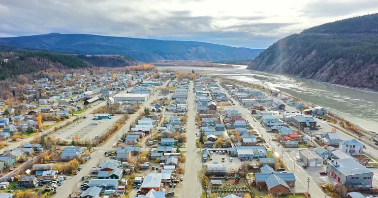 Chương trình thí điểm cộng đồng Yukon (Yukon Community Pilot - YCP) hướng đến những người nhập cư tiềm năng đã nhận được đề cử từ Yukon và có lời mời làm việc hợp lệ từ cộng đồng tham gia.