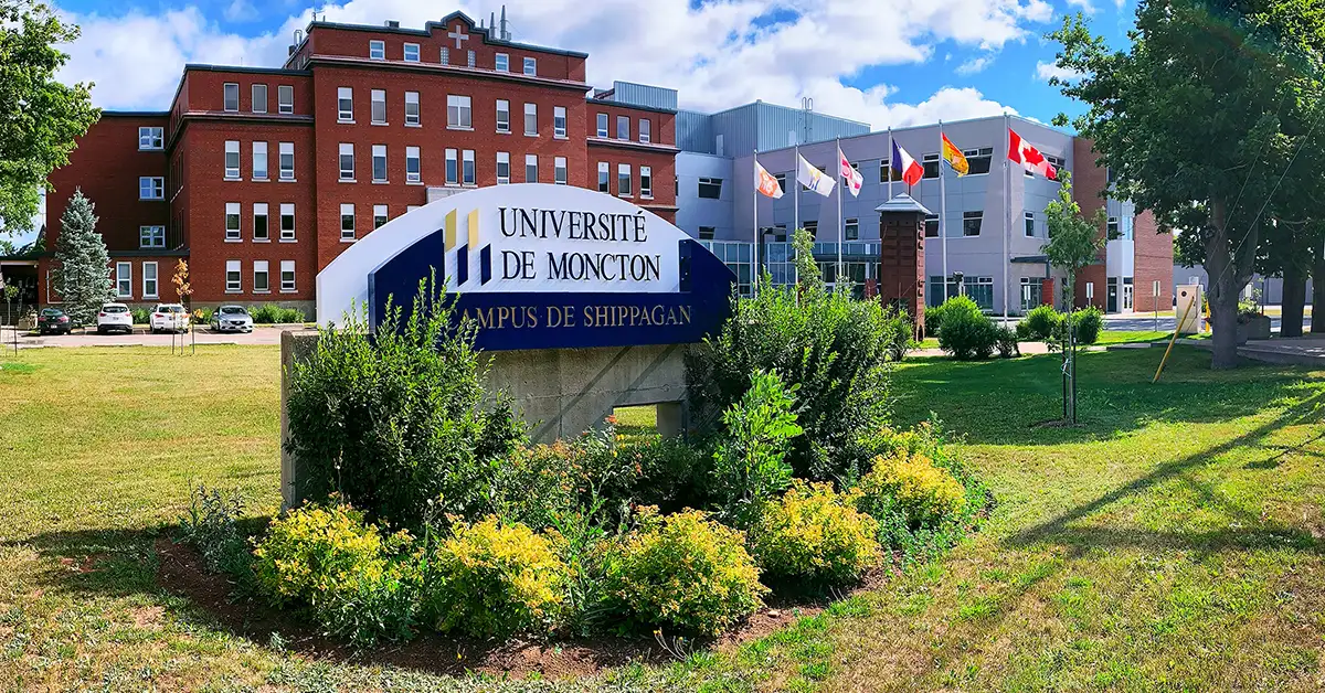 Université de Moncton chào đón những người không nói tiếng Pháp muốn trở nên thông thạo hai ngôn ngữ trong khi hoàn thành việc học.