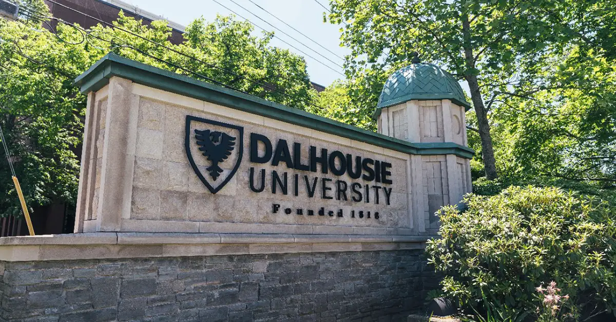 Dalhousie duy trì một trọng tâm liên ngành, hòa nhập và có mối liên hệ chặt chẽ với cộng đồng xung quanh. Sinh viên từ các tỉnh bang khác của Canada, cũng như hàng ngàn sinh viên quốc tế, đổ về đây để học tập mỗi năm.
