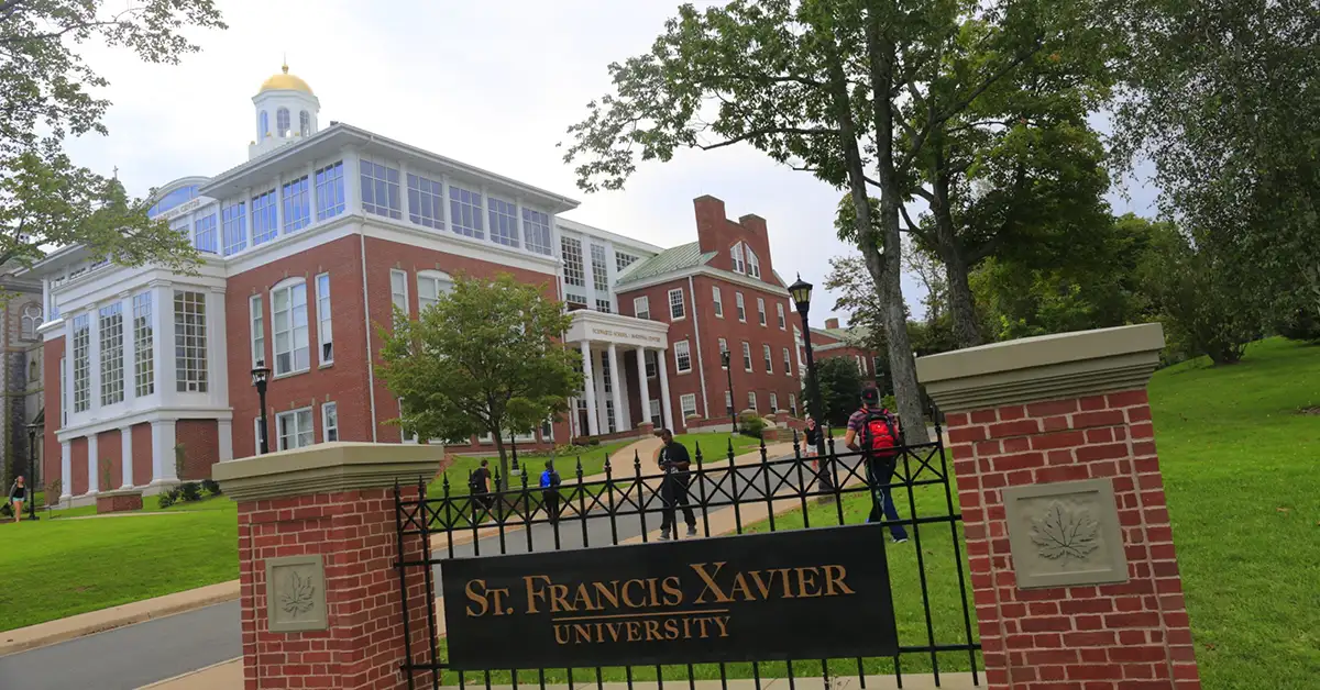 Khuôn viên Đại học St. Francis Xavier mang phong cách kiến trúc Ivy League, với những hội trường bằng đá vôi và thiết kế thân thiện với người đi bộ. Được Maclean’s xếp hạng là trường đại học bậc đại học số một tại Canada không dưới năm lần.