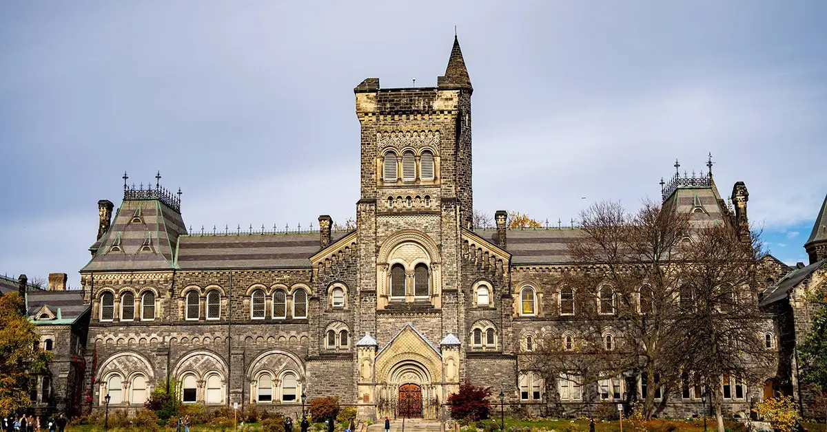 Đại học Toronto là một trường lớn, liên tục được xếp hạng trong top 20 trường đại học công lập trên thế giới. Danh tiếng là một cơ sở nghiên cứu mang lại vô số giải thưởng.
