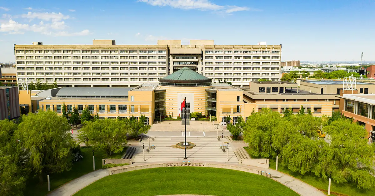 Nằm ở phía bắc Toronto và là trường đại học công lập lớn thứ ba của Canada với gần 60,000 sinh viên, Đại học York có hơn 5,000 khóa học trảiSib spread across 11 khoa.