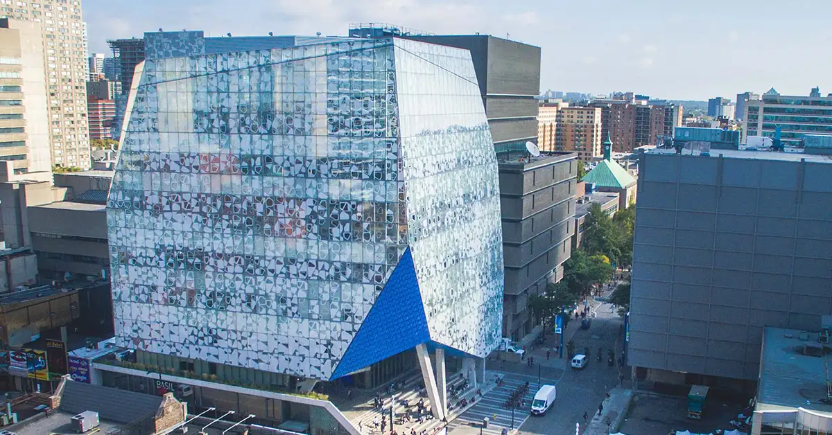 Toronto Metropolitan University là một trường đại học thực sự đô thị nằm giữa khu tài chính của Toronto. Trước đây, trường có tên là Ryerson.