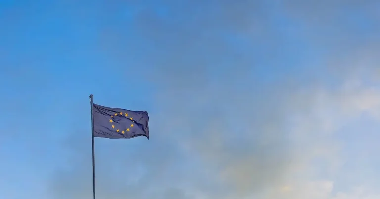 Liên minh Châu Âu (EU) chuẩn bị triển khai Hệ thống xuất nhập cảnh (EES) được lên kế hoạch từ lâu vào ngày 12 tháng 10 năm 2025, một động thái sẽ dần thay thế việc đóng dấu hộ chiếu thủ công cho hầu hết du khách không thuộc EU.