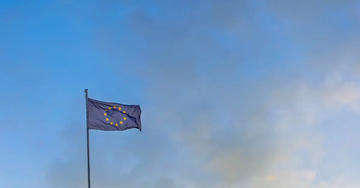 Liên minh Châu Âu (EU) chuẩn bị triển khai Hệ thống xuất nhập cảnh (EES) được lên kế hoạch từ lâu vào ngày 12 tháng 10 năm 2025, một động thái sẽ dần thay thế việc đóng dấu hộ chiếu thủ công cho hầu hết du khách không thuộc EU.