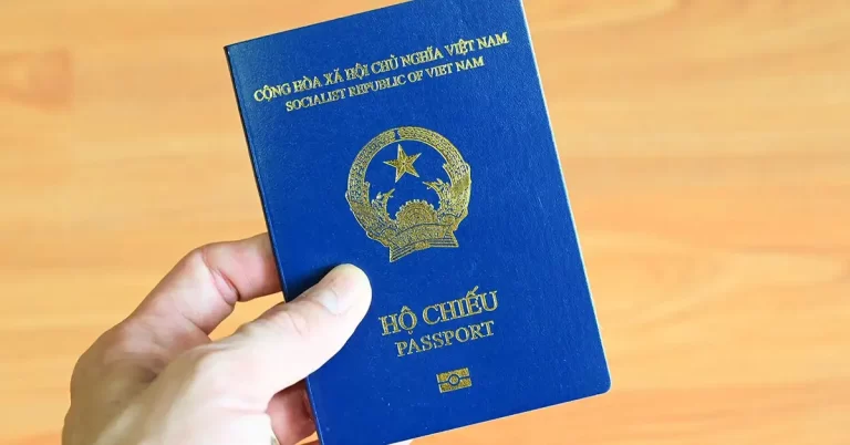 Hộ chiếu Việt Nam dưới ánh đèn tia UV