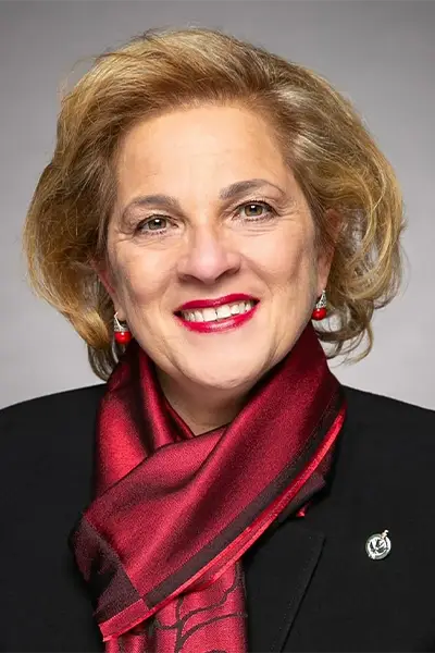 Lena Metlege Diab, bộ trưởng Bộ Di Trú, Tị Nạn và Quốc Tịch Canada (IRCC) từ 13/05/2025.