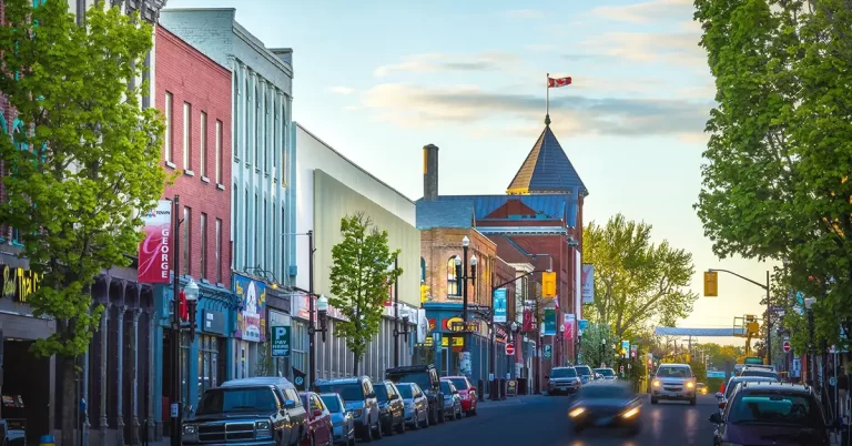 Ngừng xử lý LMIA lương thấp thêm 6 khu vực