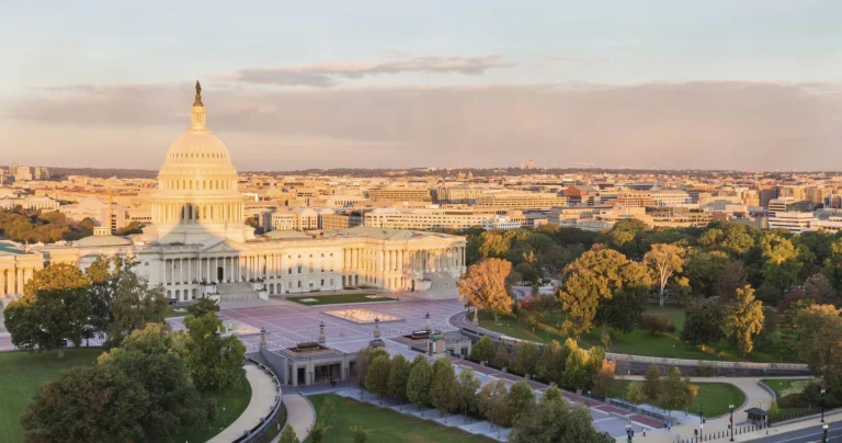 USCIS tăng phí nhập cư cho năm tài chính 2026