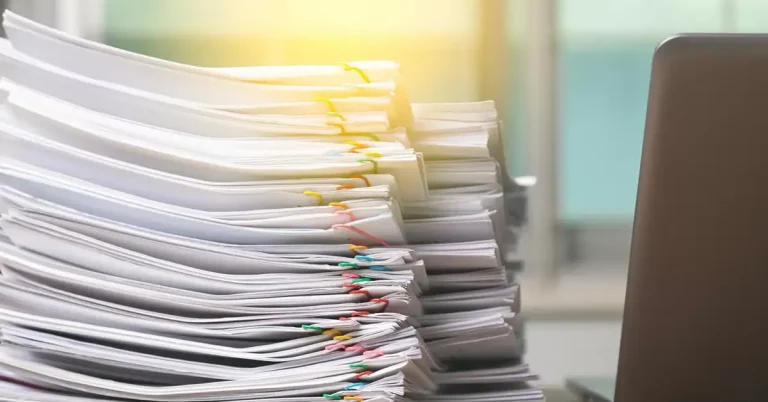 Tồn đọng hồ sơ của IRCC giảm xuống dưới 1 triệu khi thời gian chờ giấy phép làm việc được cải thiện