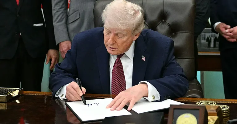 Trump ký sắc lệnh yêu cầu ngân hàng siết kiểm tra quốc tịch khách hàng