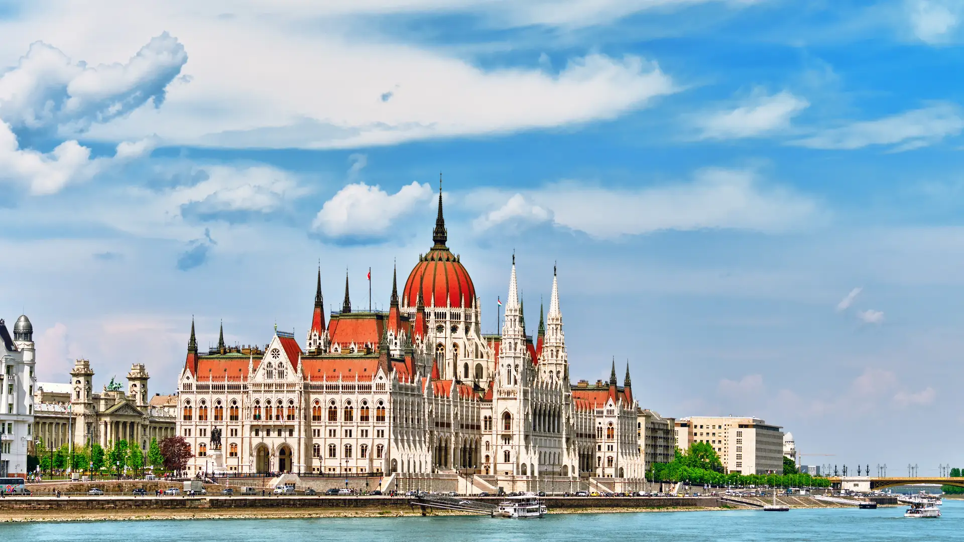 Đầu tư định cư Hungary — Tòa nhà Quốc hội Budapest bên sông Danube