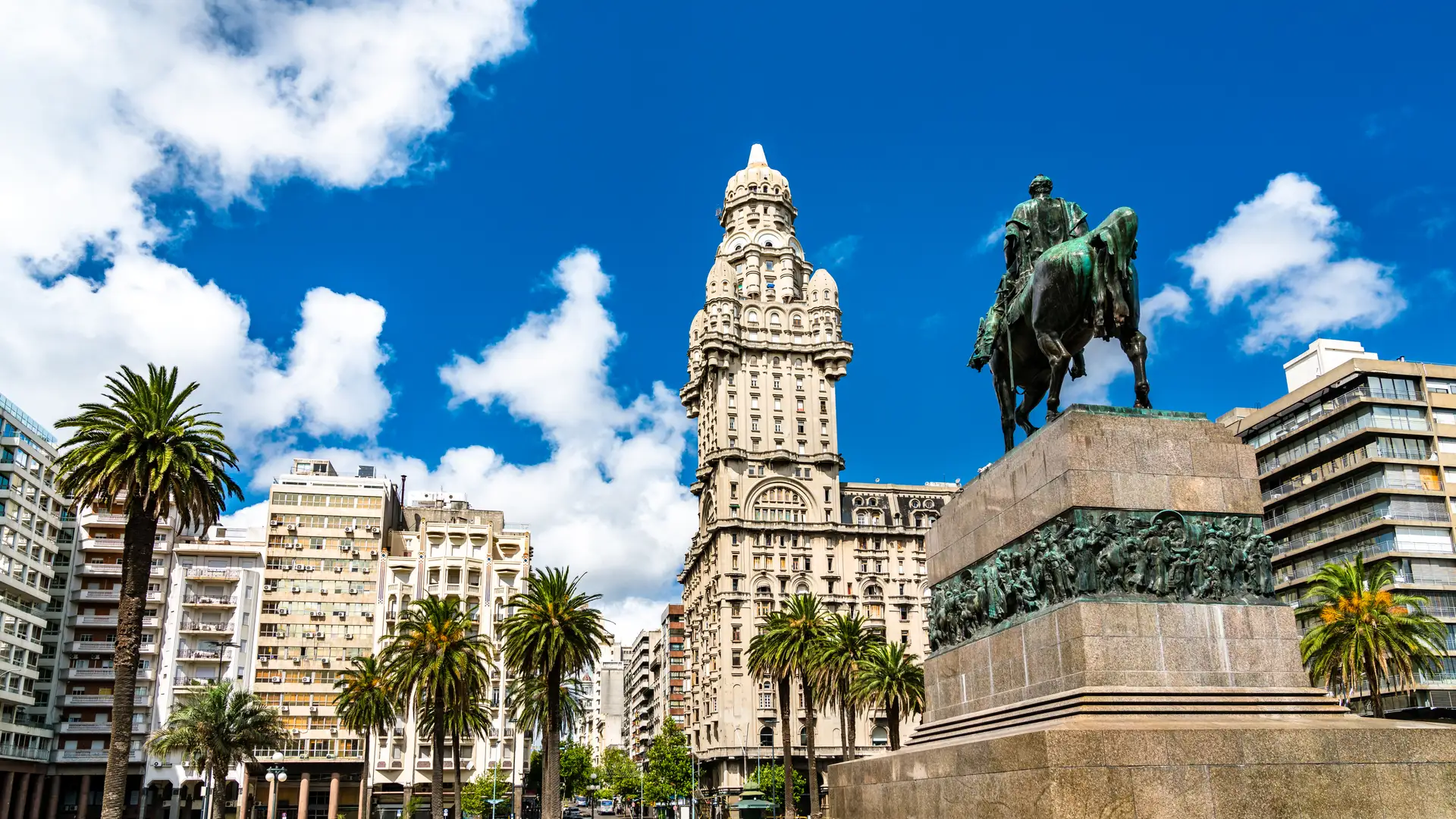 Đầu tư định cư Uruguay — Quảng trường Độc lập và Palacio Salvo, Montevideo