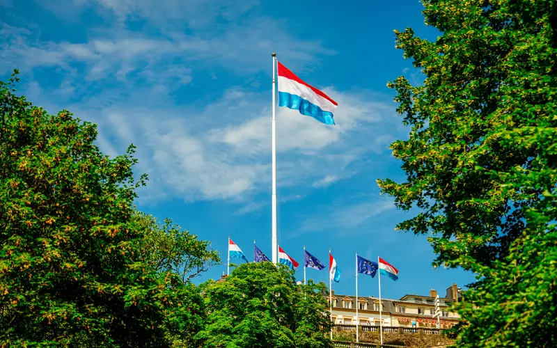 Cờ Luxembourg cùng cờ các quốc gia tung bay